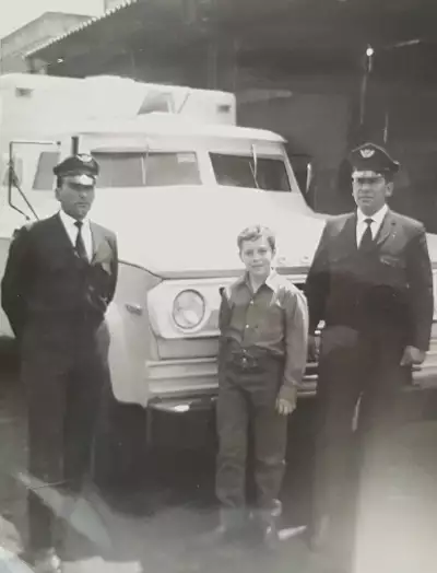 Phillip Witcomb with De La Rue guards