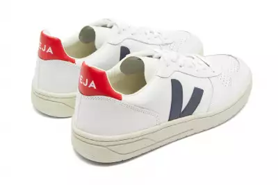 Veja&rsquo;s white leather V-10