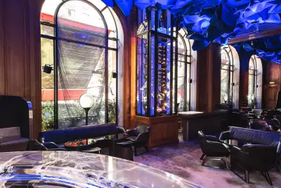 The bar at Plaza Ath&eacute;n&eacute;e