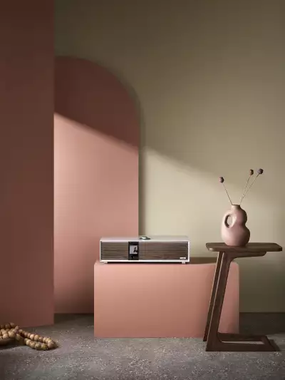 Ruark’s R410 is its latest all-in-one player, with aesthetics heavily inspired by the 1970s, yet a connectivity offering at the forefront of today’s technology. Ruark’s R410 is its latest all-in-one player, with aesthetics heavily inspired by the 1970s, yet a connectivity offering at the forefront of today’s technology.