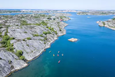 Threading a kayak beyond the island of R&aring;&ouml;n to reach the small islet of Kollholmen