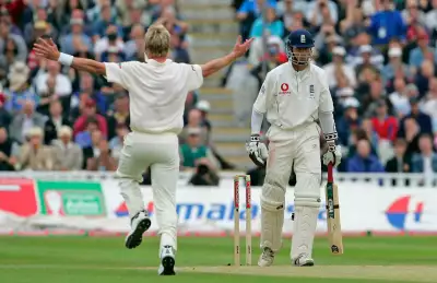 Brett Lee bowls Michael Vaughan in 2005