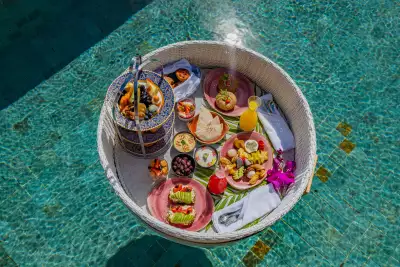 A floating breakfast brought by your hiyani