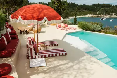 Octopussy, Paxos