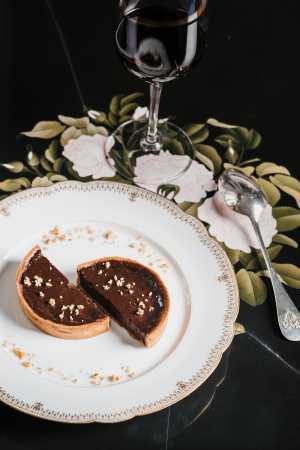 Chocolate tartlet with toasted hazelnut
