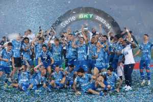 Como 1907 celebrate promotion to Serie A with the Serie BKT Runners-up trophy following the Serie B match at Stadio Giuseppe Sinigaglia, Como.