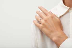 77 Diamonds Dinastia eternity ring