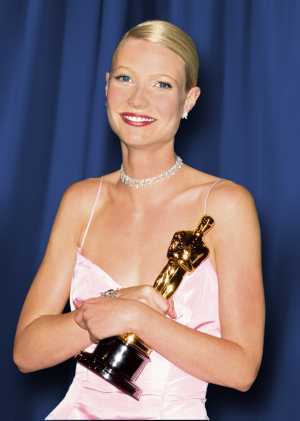 Gwyneth Paltrow wearing Harry Winston at the Academy Awards in 1999 Gwyneth Paltrow wearing Harry Winston at the Academy Awards in 1999