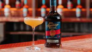 Ron Santiago de Cuba bottle and cocktail