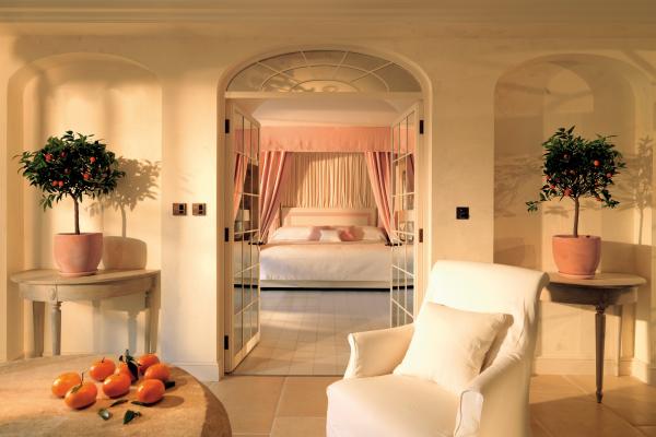 Le Manoir aux Quat'Saisons bedroom