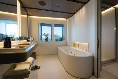 Cloudbreak superyacht to charter