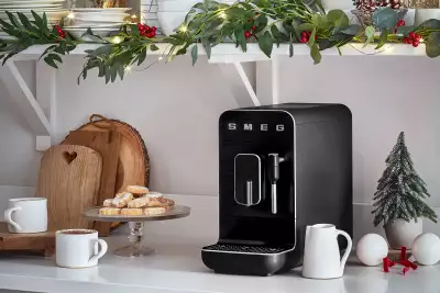 SMEG  Limited-edition matte black BCC02