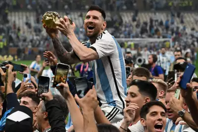 DOHA (QATAR), 12/18/2022 - WORLD CUP / ARGENTINA vs FRANCE - In the arms of the fans, Lionel Messi, celebrates the world title after the final match between the teams of Argentina vs France, for the title dispute of the World Cup World Qatar 2022
