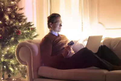 Man christmas shopping online