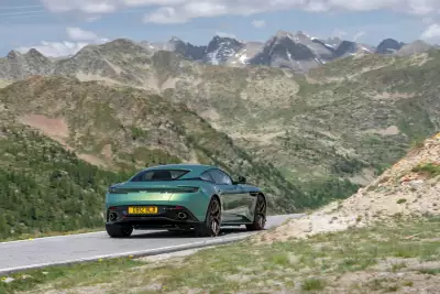 Aston Martin DB12