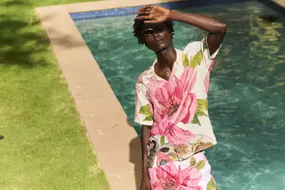 Model wearing Orelbar Brown