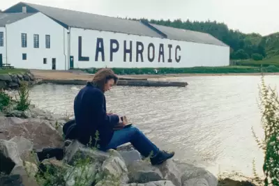 Painting the Laphroaig&rsquo;s The Wall 39-Year-Old Rope Edition