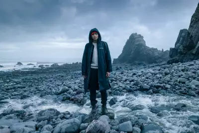 Model wearing Dryrobe Nexus