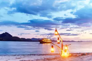 Mischief yacht for charter