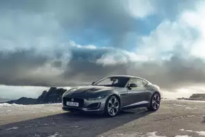 Jaguar F-TYPE P300 Coupé RWD in Eiger Grey