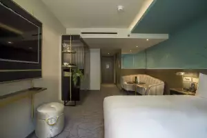 Middle Eight hotel Covent Garden suites and bedrooms