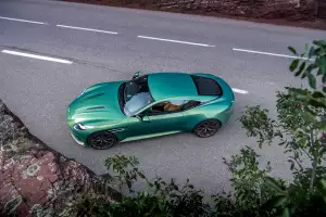 Aston Martin DB12