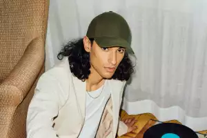 Model wearing Stiksen cap