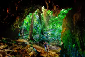 Hup Pa Tat in Uthai Thani