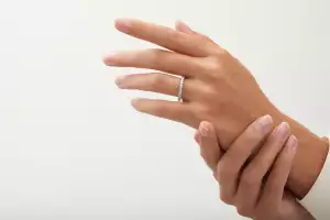 77 Diamonds Dinastia eternity ring