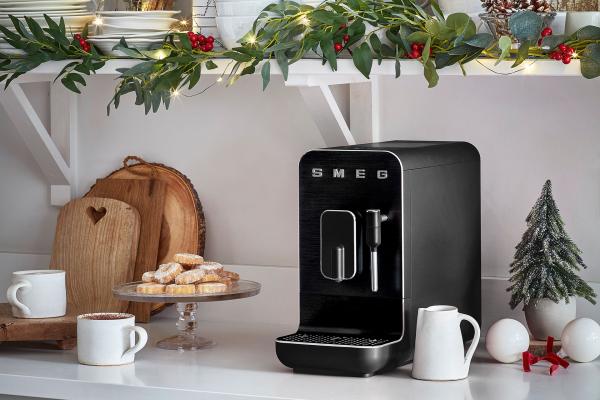 SMEG  Limited-edition matte black BCC02