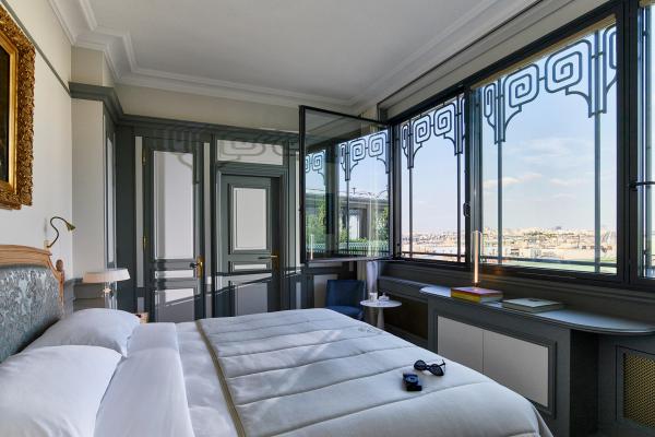 Le Meurice bedrooms