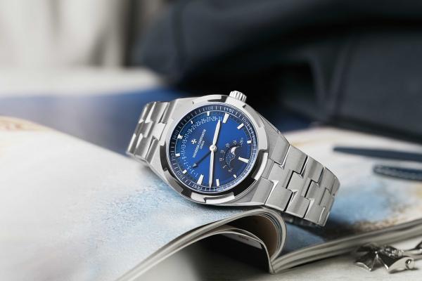 Vacheron Constantin Overseas Moonphase Retrograde Date
