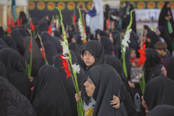 Iranian child and mother
