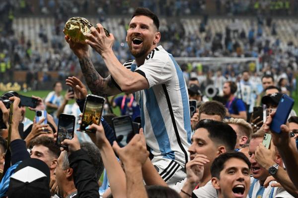DOHA (QATAR), 12/18/2022 - WORLD CUP / ARGENTINA vs FRANCE - In the arms of the fans, Lionel Messi, celebrates the world title after the final match between the teams of Argentina vs France, for the title dispute of the World Cup World Qatar 2022