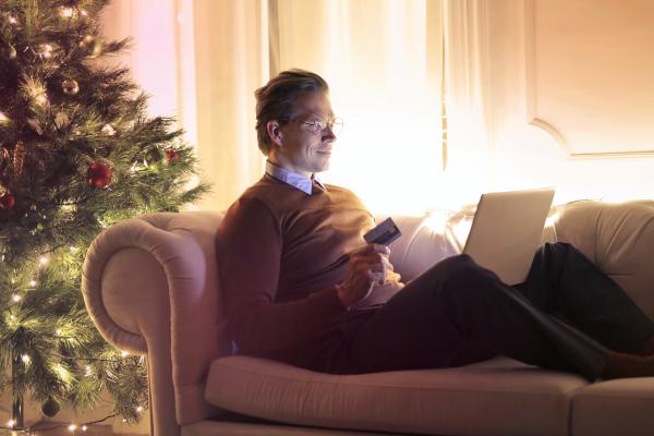 Man christmas shopping online