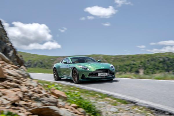 Aston Martin DB12