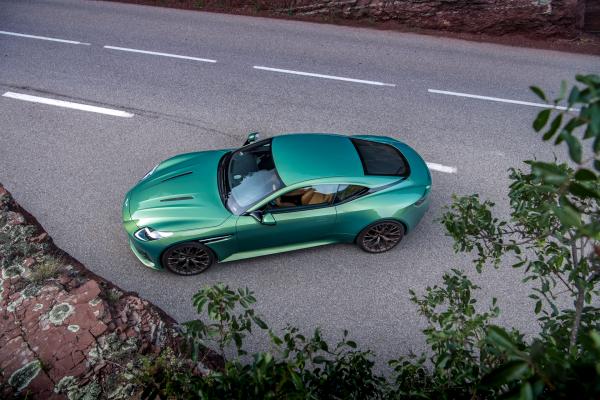 Aston Martin DB12