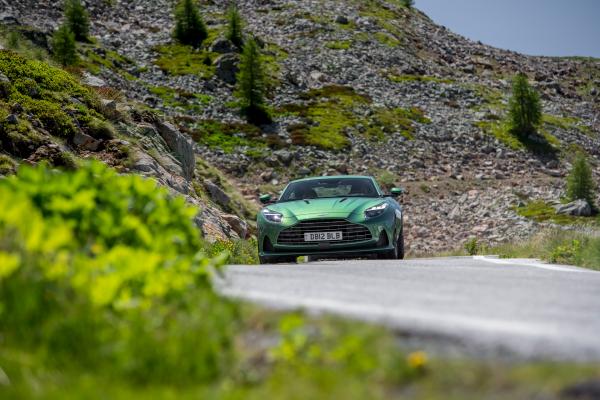 Aston Martin DB12