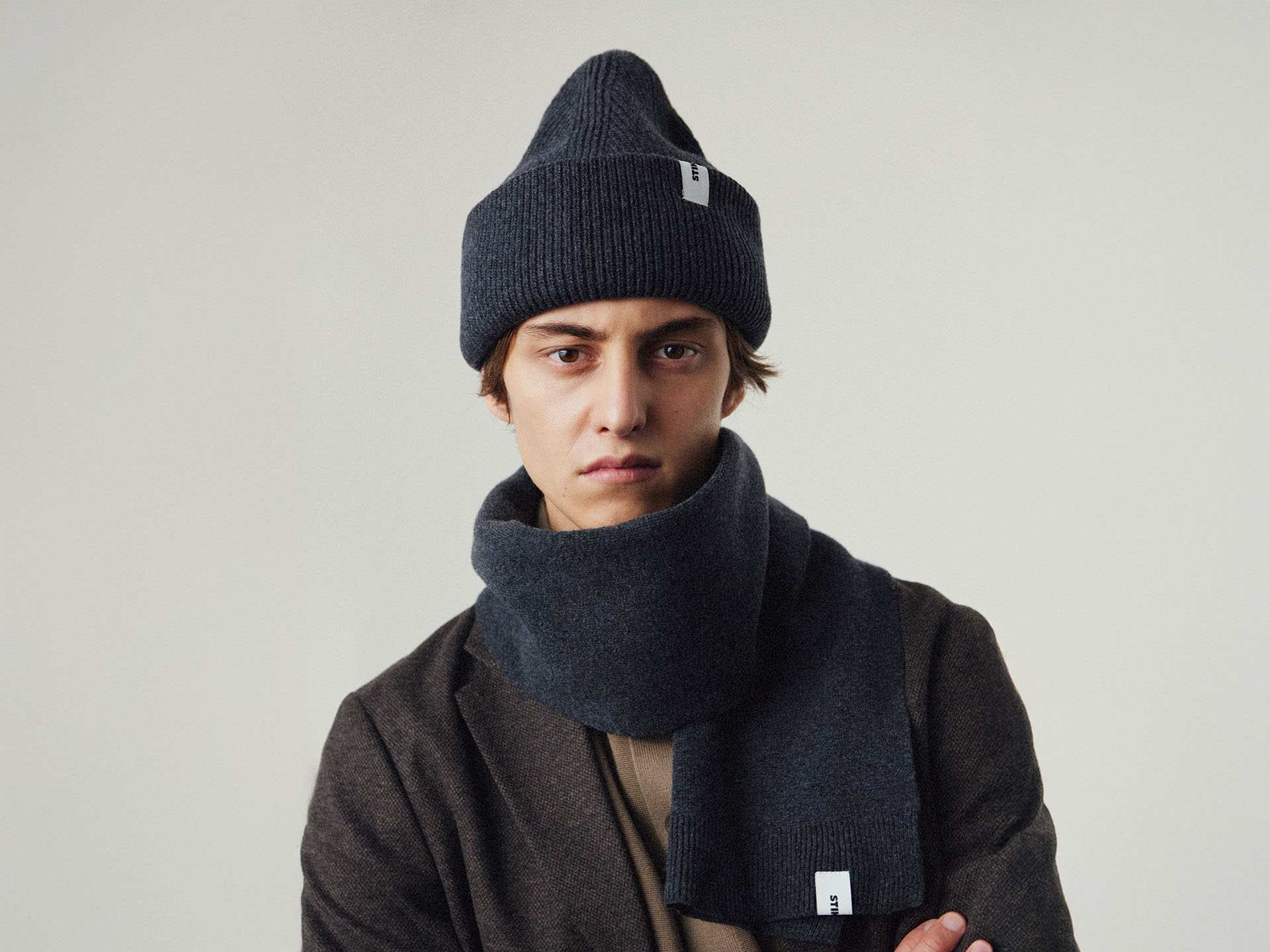 Model wearing Stiksen beanie