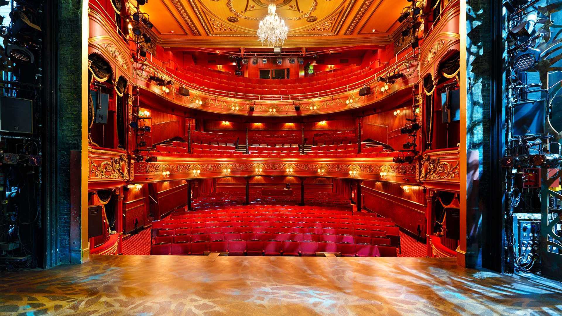 photographs-of-the-most-beautiful-theatres-in-london-square-mile