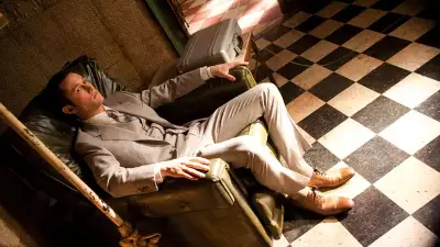 JASON GORDON LEVITT AS ARTHUR IN INCEPTION [KOBAL]