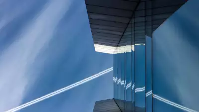 Fractured Vapour Trail