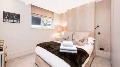 London Airbnb: TOWNHOUSE, EARL&rsquo;S COURT
