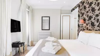 London Airbnb: HYDE PARK SUITE
