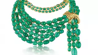 Scarf Necklace (Emerald). 138 cabochon emeralds, weighing 568 carats. Courtesy of Verdura