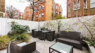 London Airbnb: TOWNHOUSE, EARL’S COURT