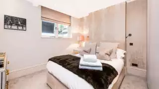 London Airbnb: TOWNHOUSE, EARL’S COURT