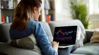 A woman spreadbetting online