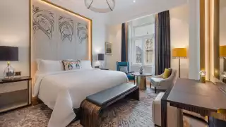 Deluxe-King-Bedroom