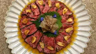 CUT at 45 Park Lane – A5 Wagyu tenderloin tataki with white truffle, crispy garlic chips and ponzu